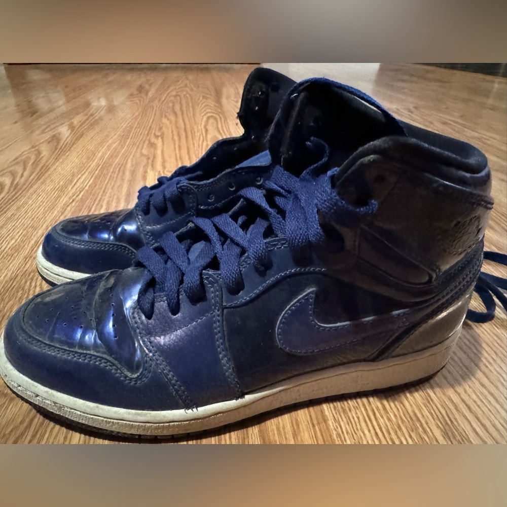Nike Jordan Sneakers
Size: 4.5 youth big kids
Color:Navy gloss
Laces are frayed